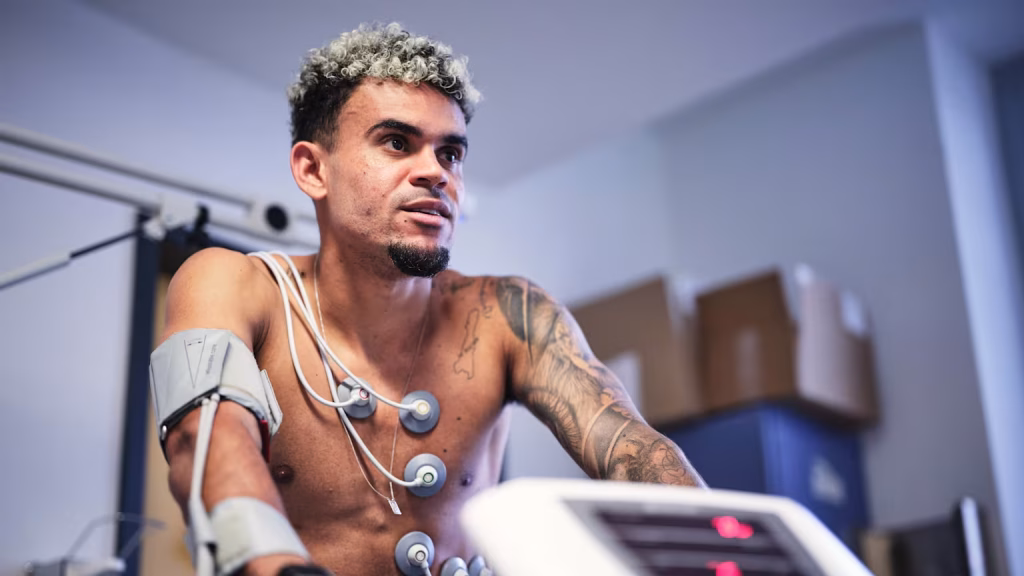 Luis Diaz having his medical at Bayern Munich. (Photo credit: Bayern Munich's media)