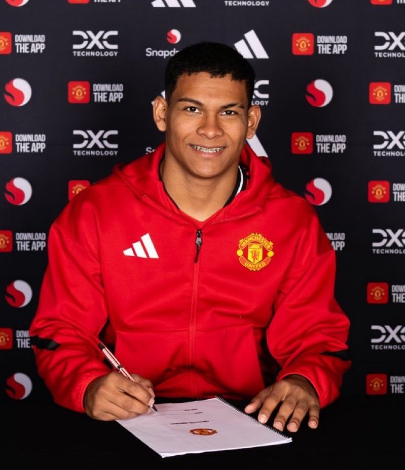 Diego Leon signs for Man United. Photo credit: Manutd.com