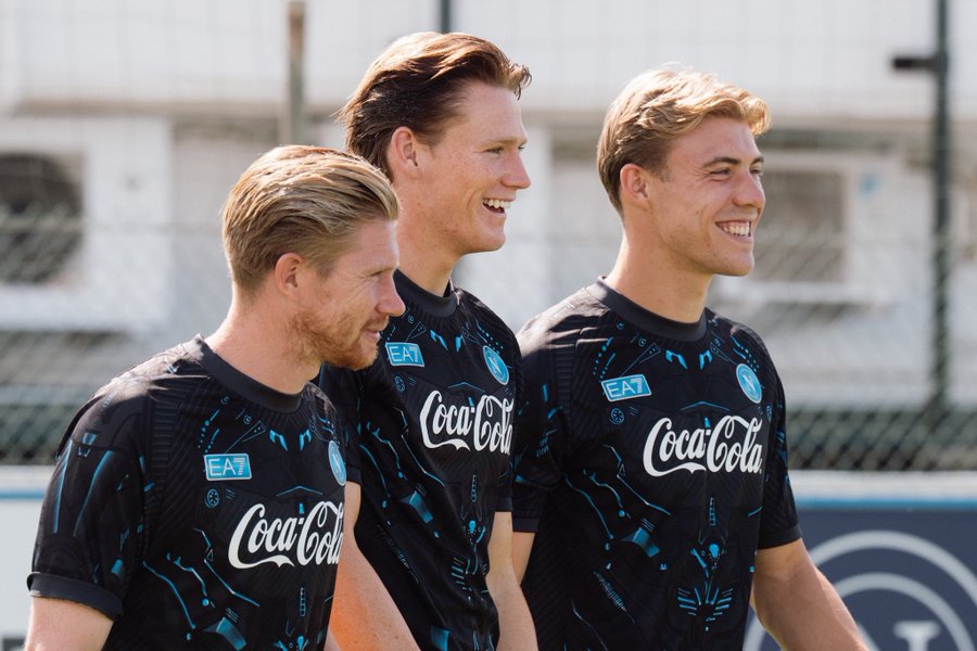 Napoli players Kelvin Bruyne, Hojlund and McTominay during their warm-up session on Wednesday. (Credit: sscnapoli on X).