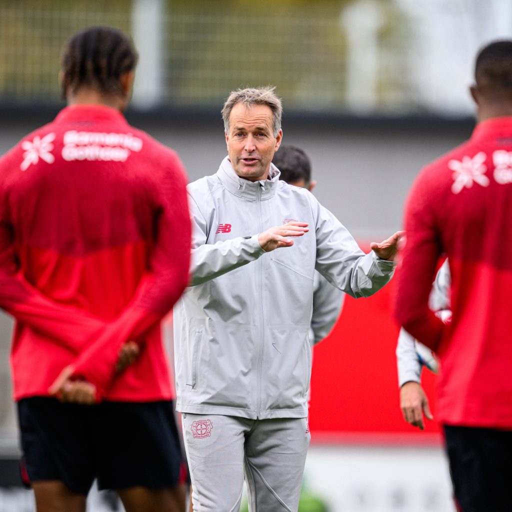 Kasper Hujulmand addressing his players during the training session (Photo Credit: Bayer 04 Leverkusen X Handle)