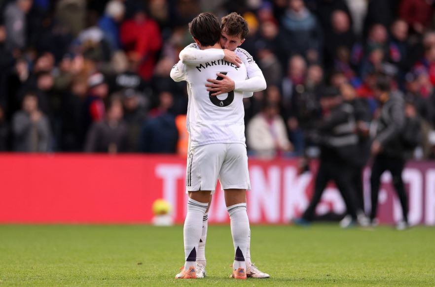 Mason Mount hugs Lisandro Martinez. (Photo Credit: Manchester United Media).