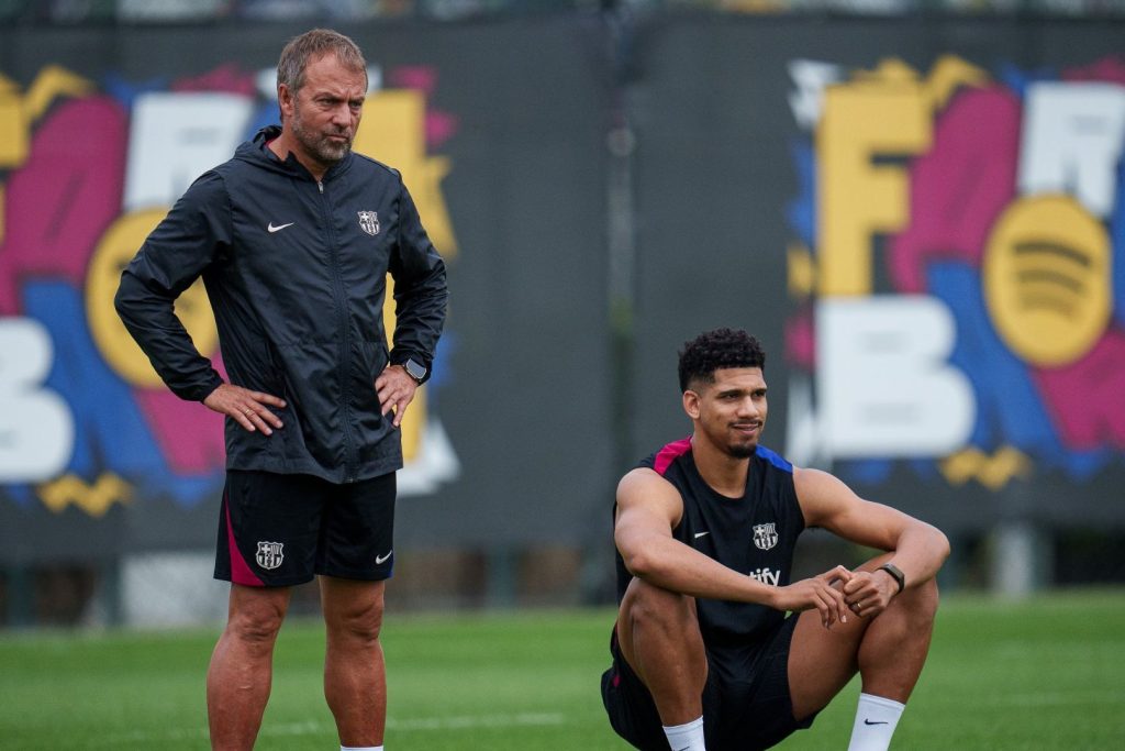 Ronald Araujo and Hansi Flick (Photo Credit: Barcelona website)