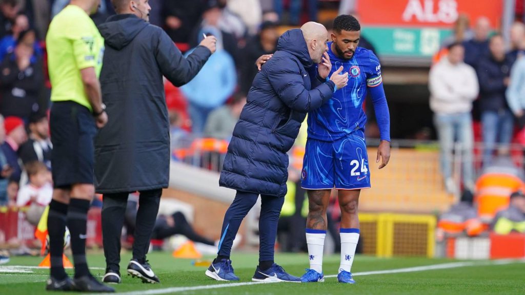 Enzo Maresca subbing Reece James - Photo Credit : Football365