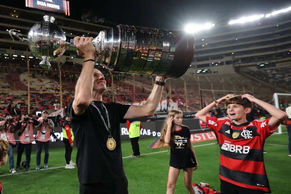 Filipe Luis wins Flamengo trophy (Photo credit: Getty Images)
