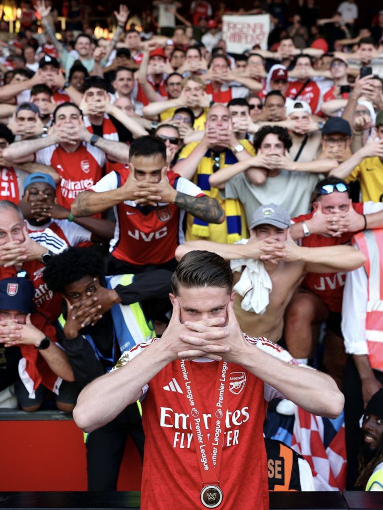Viktor Gyökeres celebrates with Arsenal fans as he’s won the league in each of his las three seasons - Photo Credit : Arsenal, X