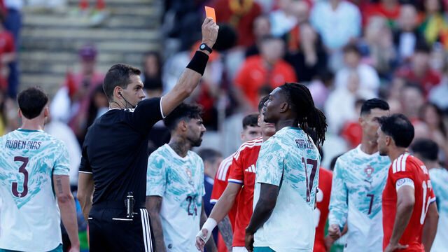 Rafael Leão dismissed for violent conduct after striking an opponent in the face - Photo Credit : Thescore