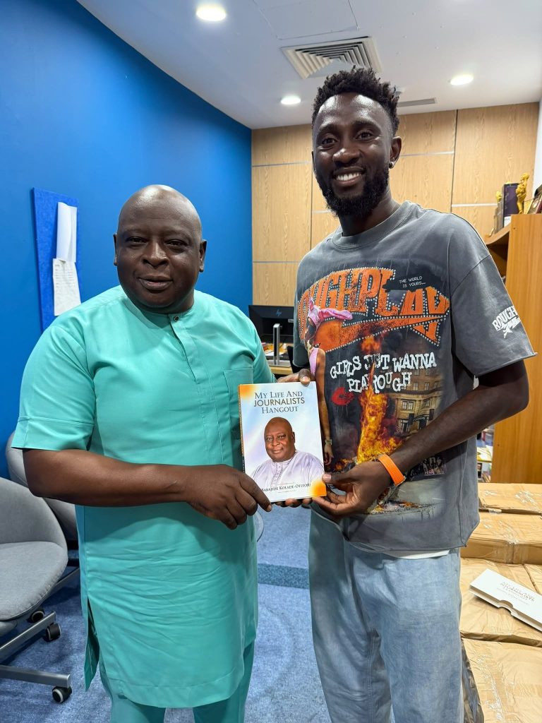Wilfred Ndidi Visits TVC Journalist Babajide Kolade‑Otitoju as he presented the midfielder with a copy of his book - Photo Credit : Babajide Kolade-otitoju, Facebook