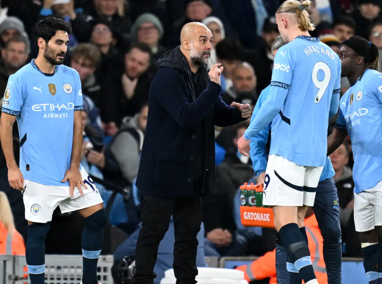 Pep Guardiola giving instructions to Haaland 