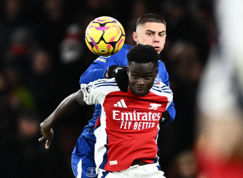 Arsenal's Bukayo Saka in action with Everton's Vitaliy Mykolenko (Credit: Reuters)