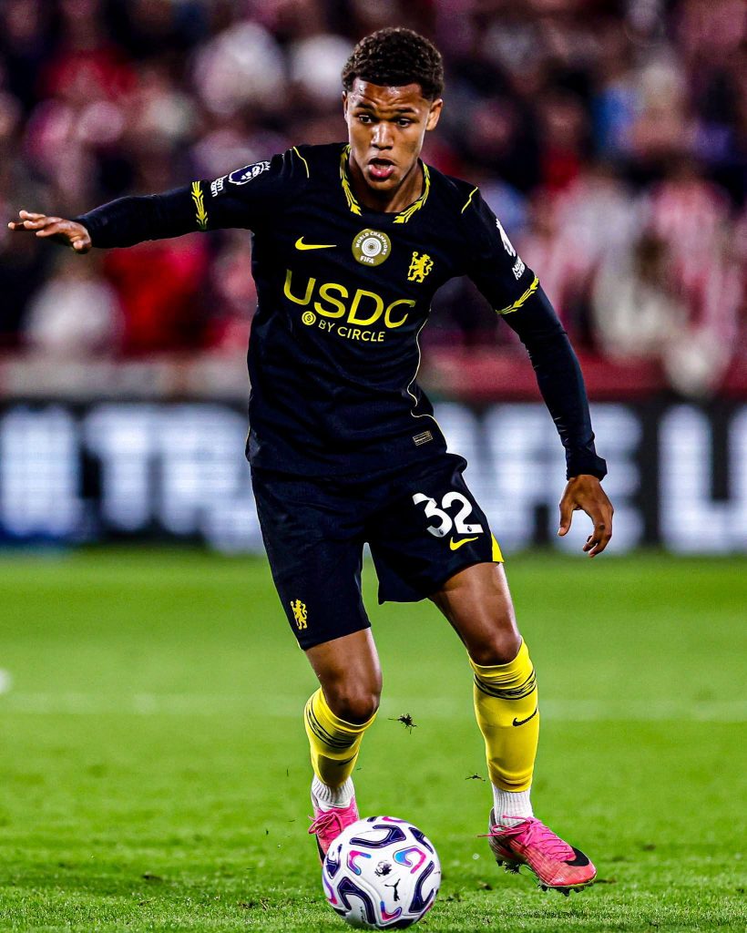  HISTORY FOR MAHDI NICOLL-JAZULI! 🤯👏
The first player born in the 2010s to make a Premier League appearance and now Chelsea’s youngest-ever player in the competition - Photo Credit : Chelsea, X