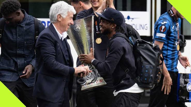 Gian Piero Gasperini and Ademola Lookman lift the UEFA Europa League trophy at the Bergamo airport (Photo Credit: Getty)