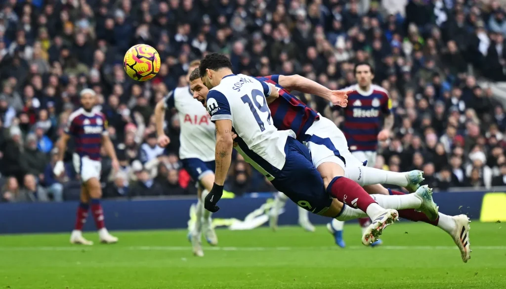 Dominic Solanke header (Photo Credit: Getty)