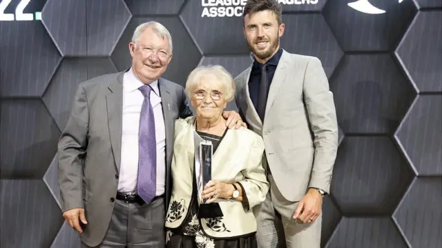 Sir Alex Ferguson, Katty Phipps and David Beckham (Photo Credit: Getty)