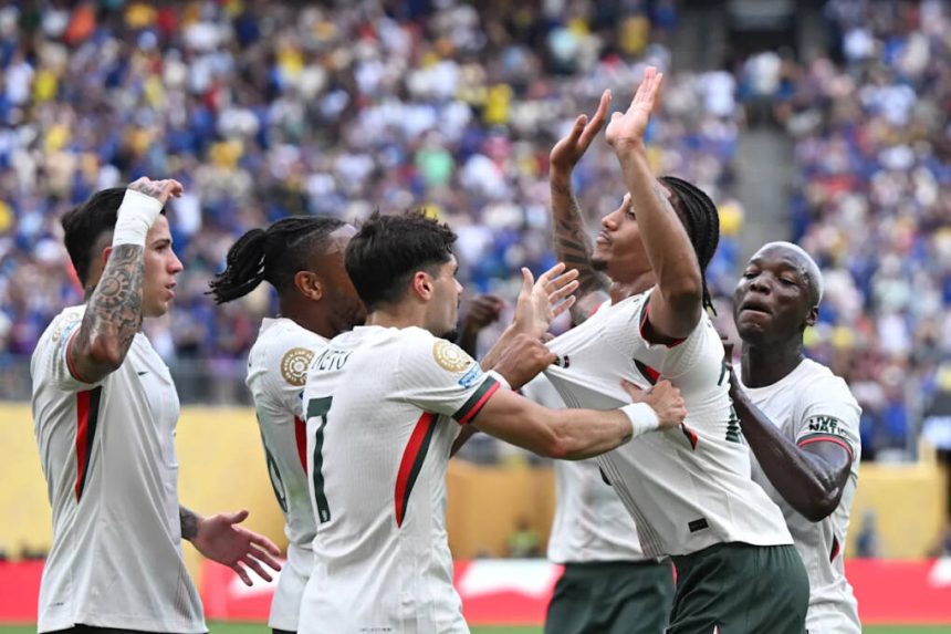 Chelsea players (Credit: Getty Images)