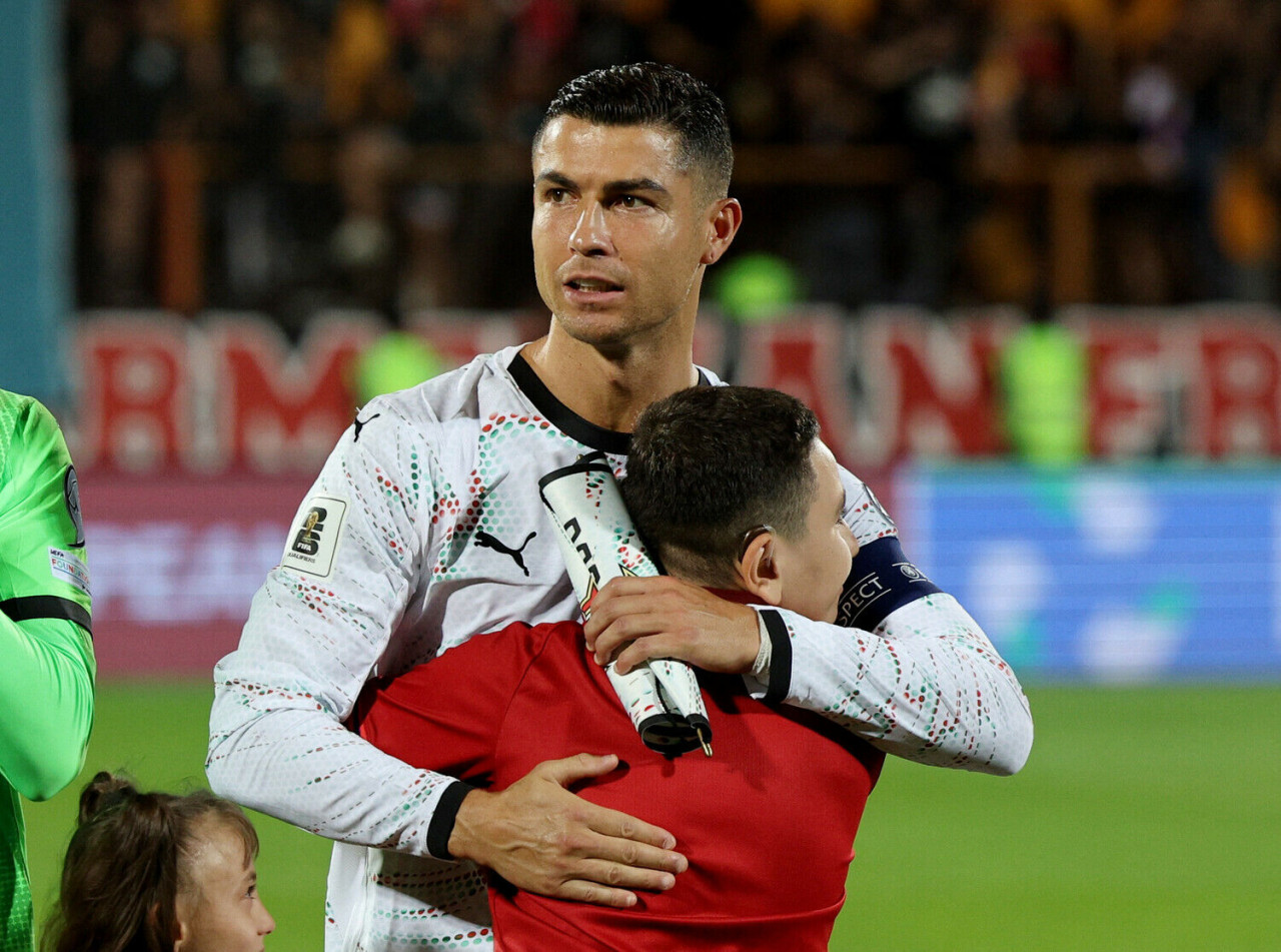 Cristiano Ronaldo comforts an emotional young mascot before a match (Photo Credit: Portugal's Media)