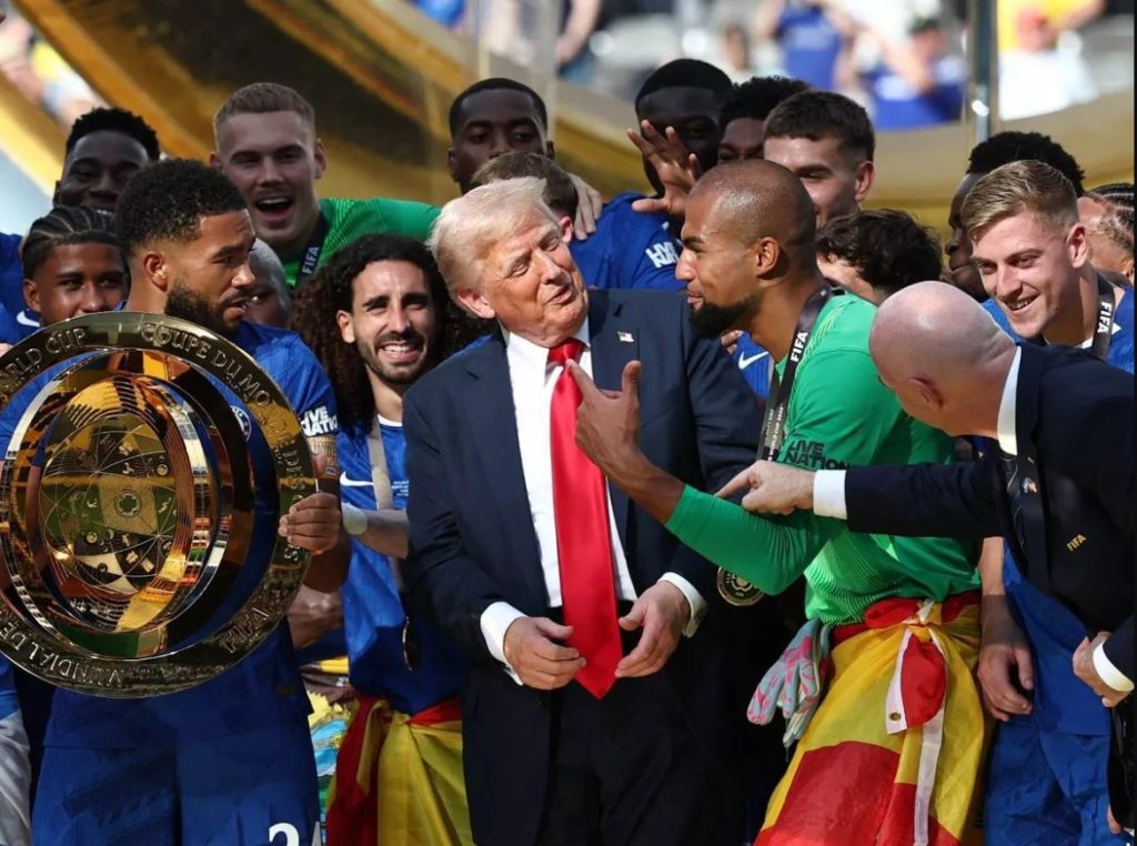 Donaldo Trump with Chelsea players. (Photo Credit: FIFA Media)