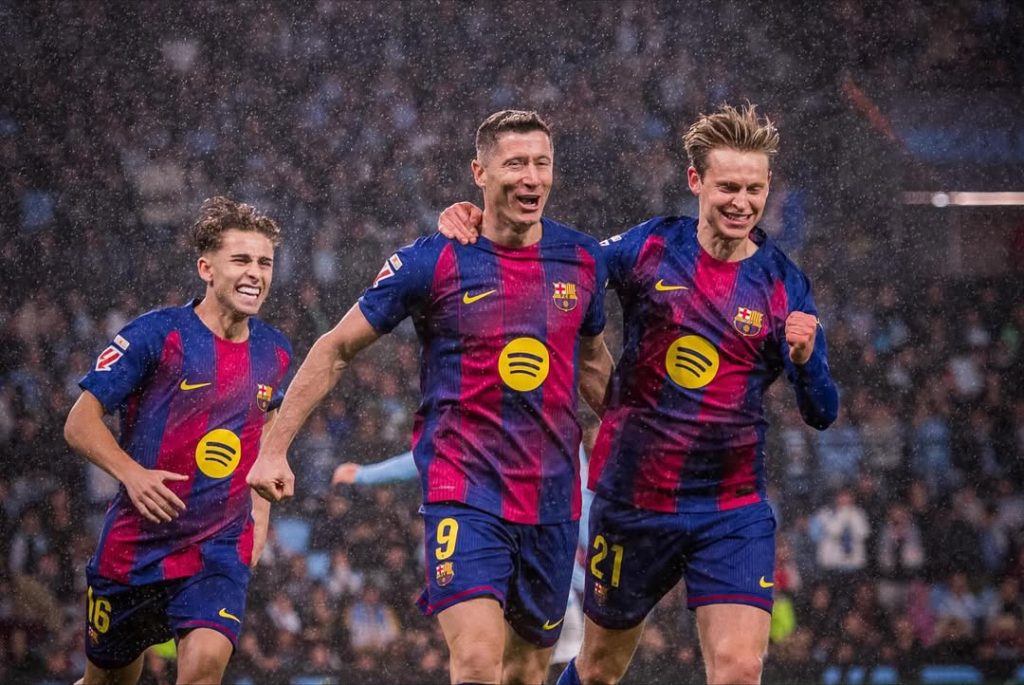 Lewandowski celebrates with his teammates (Photo Credit: Barca via X)