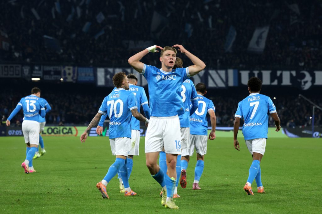 Rasmus Hojlund celebrates with Napoli Players celebrate after scoring his second  (Photo Credit: Napoli media)