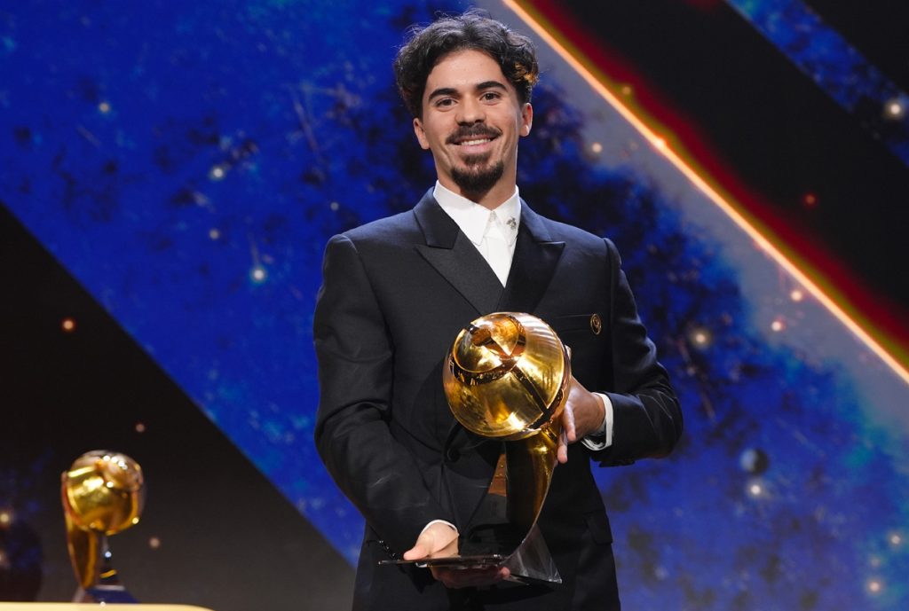 Vitinha Wins Best Midfielder Award at 2025 Globe Soccer Awards in Dubai - Photo Credit : Globesoccer, Official Website