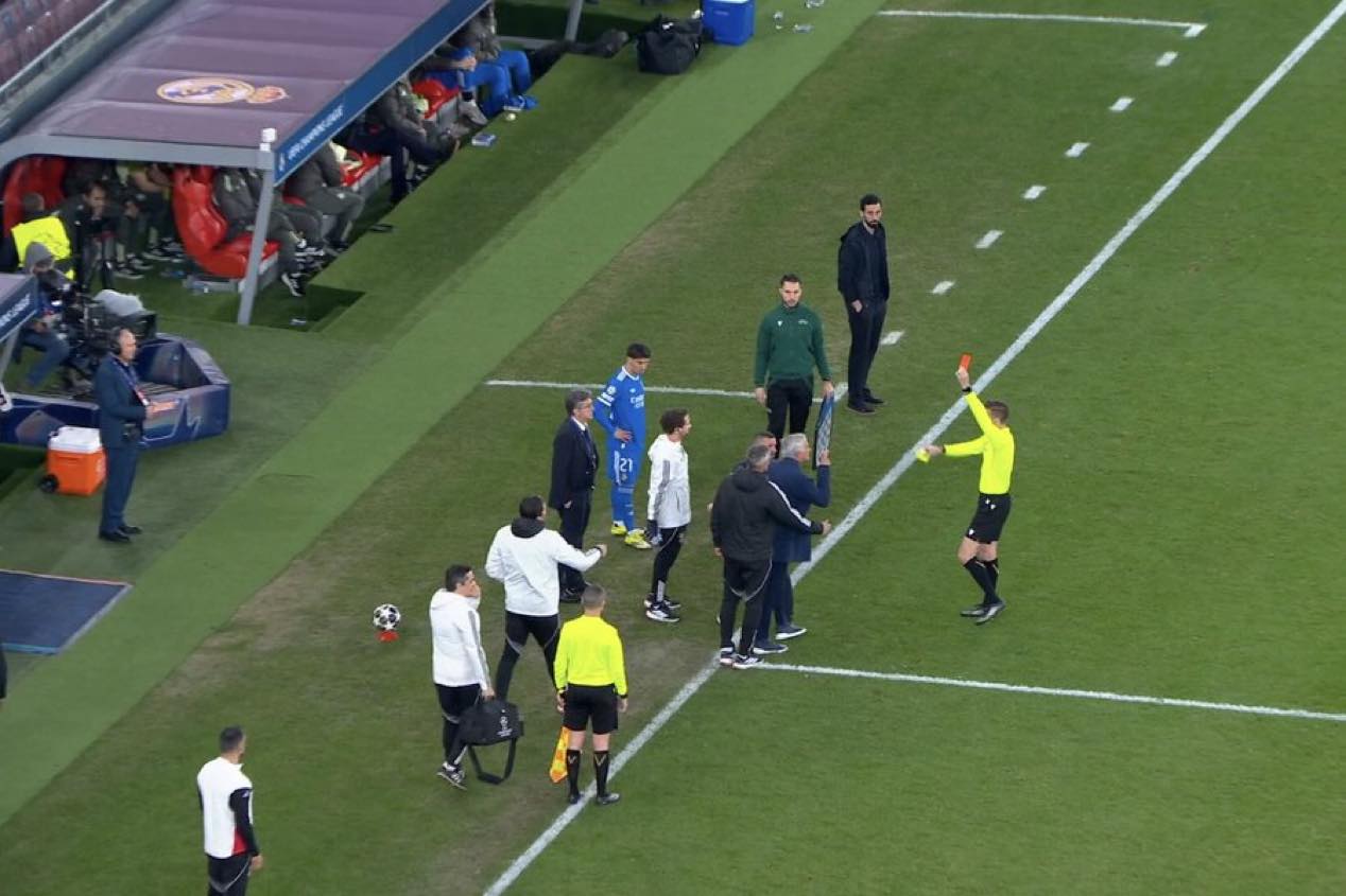 Jose Mourinho recieves Red card in Real Madrivs Vs benfica champions league playoff