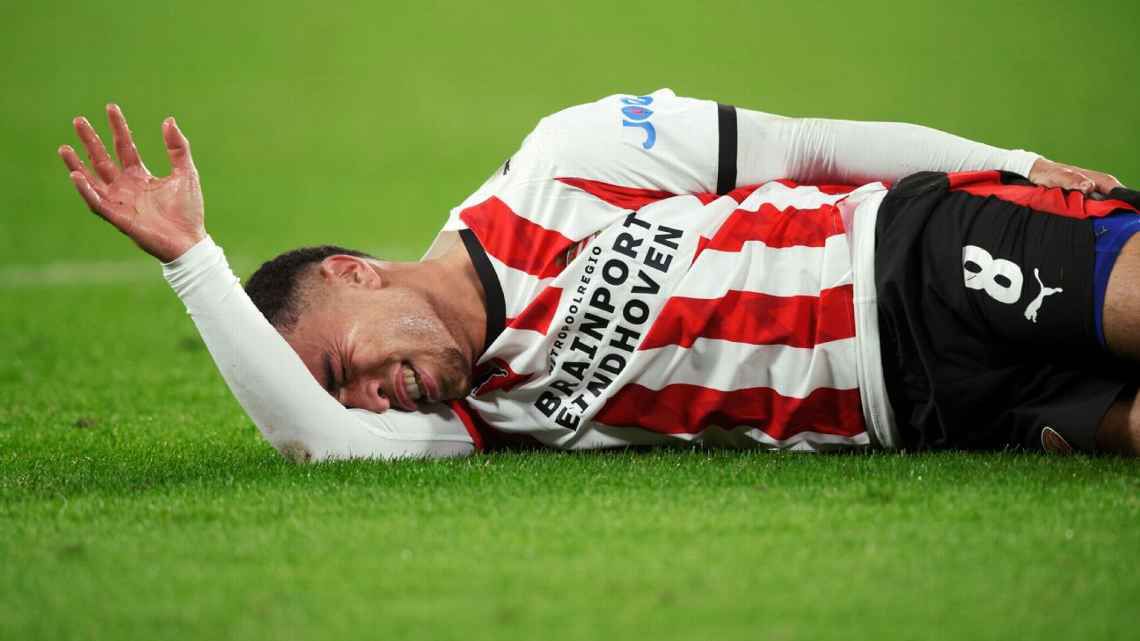 Sergiño Dest went down injured in PSV Eindhoven's win over AZ Alkmaar (Photo credit: Getty Images)