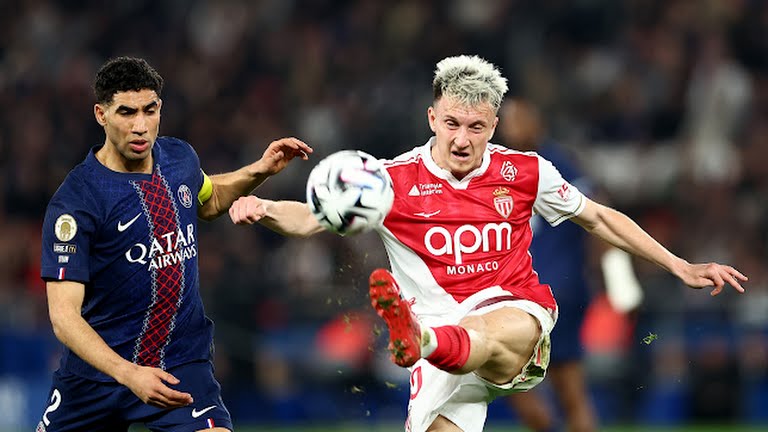 AS Monaco's Aleksandr Golovin in action with Paris St Germain's Achraf Hakimi - Photo Credit : Reuters