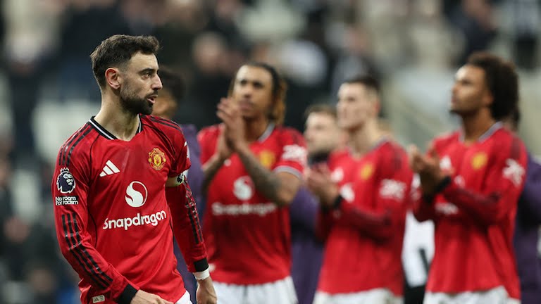 Manchester United's Bruno Fernandes looks dejected after the Manchester united loss to Newcastle - Photo Credit : Reuters
