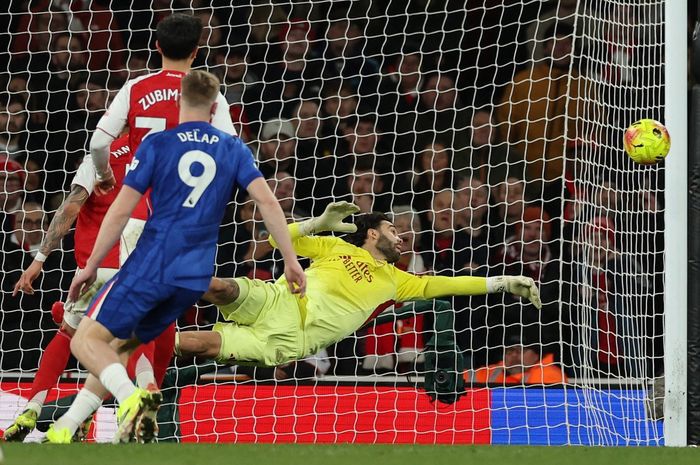 David Raya save against Chelsea (photo credit: Premier league media)