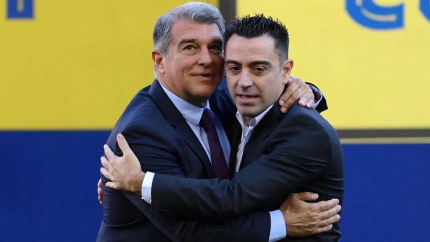 Joan laporta and Xavi Hernandez hugging (photo credit: Fabrizio Romano )
